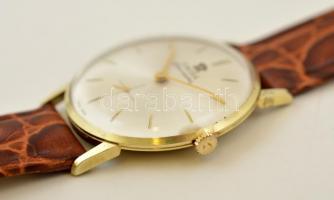 cca 1950 Omega Seamaster Au (18k) tokban, bőr szíjjal, működik, apró karcolás a számlapon, jelzett, ...