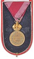 1890. "Bronz Katonai Érdemérem" aranyozott Br kitüntetés modern mellszalaggal, eredeti, sé...