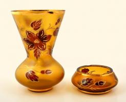 Üveg tétel, 2 db: Dekoratív üveg váza és tálka, kézzel festett, jelzés nélkül, kopott, a tálkán lepattanásokkal, m:25,5 cm és 7 cm