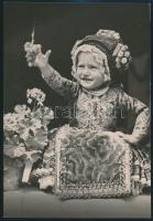cca 1930 Kerny István (1879-1963): Mezőkövesdi kislány, pecséttel jelzett, vintage fotóművészeti alkotás, 21x15 cm