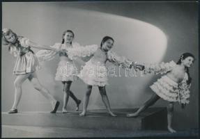 cca 1935 Leichtner Erzsébet vintage fotója Szentpál Olga gyermek tánccsoportjának tagjairól, pecséttel jelzett vintage fotó, 17x11,5 cm