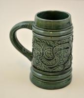 Zöld mázas kerámia korsó, jelzett (Sz. J.), kis lepattanásokkal, m: 13,5 cm