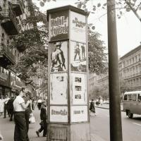 cca 1970 Budapest, a Fővárosi Moziüzemi Vállalat hirdető oszlopai, plakáthelyei, kirakatai, ahol az új filmeket hirdették, 13 db szabadon felhasználható, vintage negatív, 6x6 cm