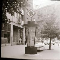cca 1970 Budapest, a Fővárosi Moziüzemi Vállalat hirdető oszlopai, plakáthelyei, kirakatai, ahol az ...