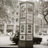 cca 1970 Budapest, a Fővárosi Moziüzemi Vállalat hirdető oszlopai, plakáthelyei, kirakatai, ahol az ...