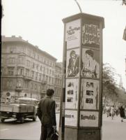 cca 1970 Budapest, a Fővárosi Moziüzemi Vállalat hirdető oszlopai, plakáthelyei, kirakatai, ahol az ...