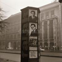 cca 1970 Budapest, a Fővárosi Moziüzemi Vállalat hirdető oszlopai, plakáthelyei, kirakatai, ahol az ...