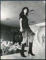 1980 Divatos ruhák Párizsban, New Yorkban, Rómában és Budapesten, 4 db feliratozott, vintage divatfotó, 22,5x17,5 cm