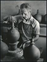 cca 1974 Gebhardt György (1910-1993) 2 db vintage fotóművészeti alkotása egy fazekasról, jelzés nélk...