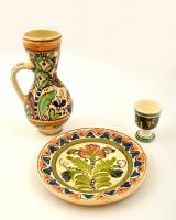 Korondi mázas kerámia tétel: tányér, váza, tojástartó, jelzettek, kopásokkal, különböző méretben