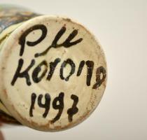 Korondi mázas kerámia tétel: tányér, váza, tojástartó, jelzettek, kopásokkal, különböző méretben