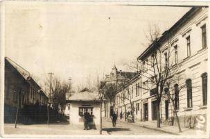 1925 Ipolyság, Sahy; utcakép, Kohn Hedvig üzlete, dohánybolt / street view with shops, photo (gyűrődés / crease)