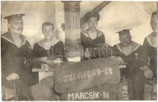 Osztrák-magyar haditengerészet matrózai névre szóló csomagokkal, tangóharmónikás / K.u.K. Kriegsmarine mariners with packages and accordion, group photo (fl)