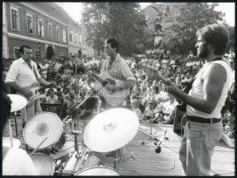 1990 Színész karnevál a budai várban, 13 db feliratozott vintage fénykép, 18x24 cm