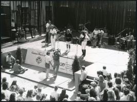 1990 Színész karnevál a budai várban, 13 db feliratozott vintage fénykép, 18x24 cm