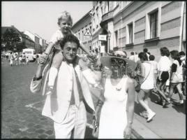 1990 Színész karnevál a budai várban, 13 db feliratozott vintage fénykép, 18x24 cm