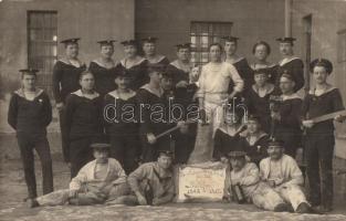 Budapest III. Óbuda, Tengerészeti különítmény csoportképe &quot;Zur Erinnerung an den letzten Stockfisch 1908-1912&quot; / K.u.K. Navy mariners, photo (fl)