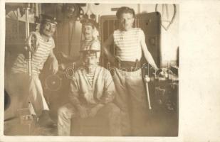 Haditengerész műszerészek az SMS Erzherzog Ferdinand Max csatahajó gépházában / K.u.K. Kriegsmarine / Navy mechanists in the engine house of SMS Erzherzog Ferdinand Max, interior, photo