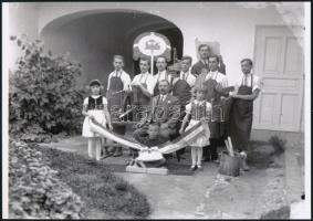 cca 1925 Asztalos és üvegező mester tanoncai és segédei társaságában, 2 db vintage üveglemez negatív...