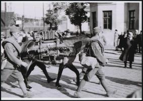 cca 1920 Budapest, Katonai alakulat vonulása, 3 db vintage negatívról készült mai nagyítás, 18x25 cm