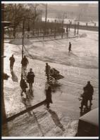 cca 1935 Budapest, reggeli életkép, vintage negatívról készült mai nagyítás, 18x25 cm