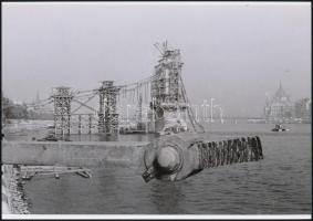 cca 1947 Budapest, a Lánchíd romjai és újjáépítésének kezdete, 4 db vintage negatívról készült mai n...