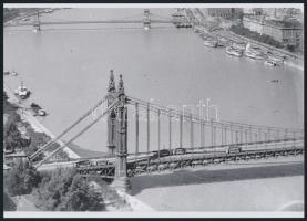 cca 1947 Budapest, villamos a Batthyány téri kör-fordulóban és az Erzsébet hídon, Fekete György (190...