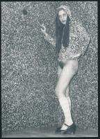 cca 1972 Térdzokniban biztonságban, 4 db szolidan erotikus vintage fénykép, 18x13 cm / 4 erotic phot...