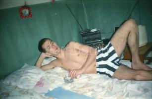 Privát szerelmi légyott az 1970-es évekből, 33 db szolidan erotikus negatív felvétel, 24x36 mm