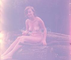cca 1971 Színes egyéniségek csupaszon, 6 db szolidan erotikus diakép, 6x6 cm