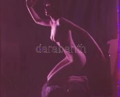 cca 1971 Színes egyéniségek csupaszon, 6 db szolidan erotikus diakép, 6x6 cm