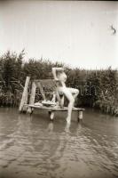 cca 1970 Lesifotók egy fürdeni készülő hölgyről, 9 db szolidan erotikus negatív felvétel, 24x36 mm