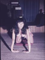 cca 1973 Szolidan erotikus felvételek tétele, 13 db vintage diapozitív kép, 24x36 mm