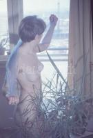 cca 1973 Szolidan erotikus felvételek tétele, 13 db vintage diapozitív kép, 24x36 mm