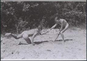 cca 1971 Előjátékok, 3 db szolidan erotikus fénykép, vintage negatívokról készült mai nagyítások, 25...