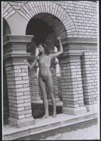 cca 1977 Ingatlanfejlesztő, 2 db szolidan erotikus fénykép, vintage negatívokról készült mai nagyítá...