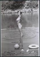 cca 1976 Vízparti örömök, 3 db szolidan erotikus fénykép, mai nagyítások, 25x18 cm / 3 erotic photos, 25x18 cm