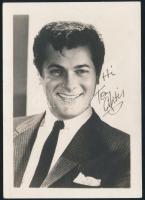 Tony Curtis (1925-2010) nyomtatott aláírása egy őt ábrázoló fotón, 12x9 cm.