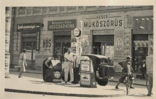 Debrecen, utcakép, Schmidt Antal tyúkszemvágó szalonja, Waldmann Géza húscsarnoka, Fritsch Gergely késes-műköszörűs üzlete, Sphinx benzin töltőállomás, Gargoyle Mobiloil, 'Ingyen levegő', automobil, kerékpár, photo