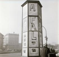 1969 Budapest, a Fővárosi Moziüzemi Vállalat hirdető oszlopai, plakáthelyei, kirakatai, ahol az új filmeket hirdették, 13 db szabadon felhasználható, vintage negatív, 6x6 cm