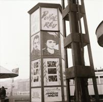 1969 Budapest, a Fővárosi Moziüzemi Vállalat hirdető oszlopai, plakáthelyei, kirakatai, ahol az új f...