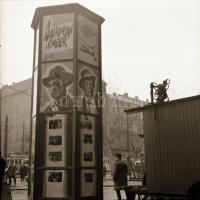 1969 Budapest, a Fővárosi Moziüzemi Vállalat hirdető oszlopai, plakáthelyei, kirakatai, ahol az új f...