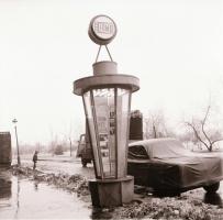 1969 Budapest, a Fővárosi Moziüzemi Vállalat hirdető oszlopai, plakáthelyei, kirakatai, ahol az új f...