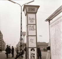 1969 Budapest, a Fővárosi Moziüzemi Vállalat hirdető oszlopai, plakáthelyei, kirakatai, ahol az új f...