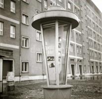1969 Budapest, a Fővárosi Moziüzemi Vállalat hirdető oszlopai, plakáthelyei, kirakatai, ahol az új f...
