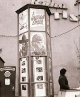 1969 Budapest, a Fővárosi Moziüzemi Vállalat hirdető oszlopai, plakáthelyei, kirakatai, ahol az új f...