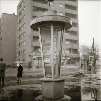 1969 Budapest, a Fővárosi Moziüzemi Vállalat hirdető oszlopai, plakáthelyei, kirakatai, ahol az új f...