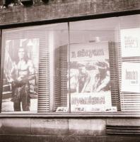 1969 Budapest, a Fővárosi Moziüzemi Vállalat hirdető oszlopai, plakáthelyei, kirakatai, ahol az új f...