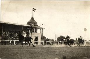 1929 Pécs, Lóversenypálya, gátverseny befutó (Szamos), photo (EB)