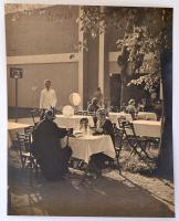 cca 1935 Kinszki Imre (1901-1945): Vasárnapi ebéd, pecséttel jelzett, vintage fotóművészeti alkotás, 28,5x22,5 cm / Imre Kinszki (1901-1945): Sunday lunch, vintage photo with artists stamp on the verso, 28,5x22,5 cm